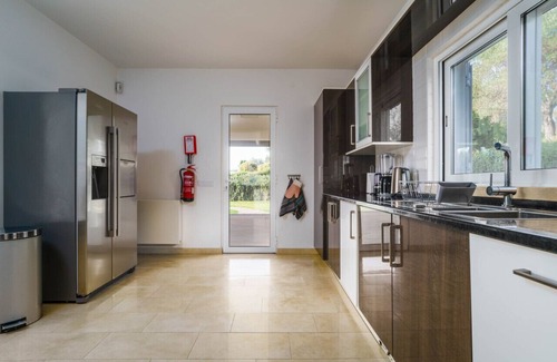 Loule Villa | Stunning villa, heated pool, pool bar, sea views