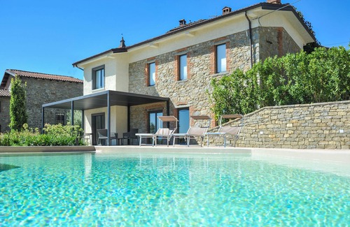 San Romano in Garfagnana Villa | Stunning villa in Tuscany with private pool, patio and wonderful garden