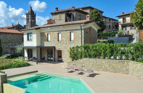 San Romano in Garfagnana Villa | Stunning villa in Tuscany with private pool, patio and wonderful garden