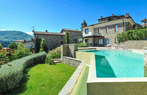 San Romano in Garfagnana Villa | Stunning villa in Tuscany with private pool, patio and wonderful garden