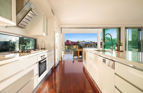 Surfers Paradise House | Stunning Waterfront home on the Gold Coast*Heated Pool* nPet Friendly.
