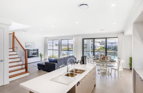 Helensvale House | Stunning waterfront family home w\ pontoon, newly