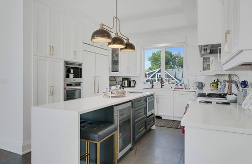 Innisfil House | Stunning Waterfront Luxurious Lakehouse .Great For Family Stays!