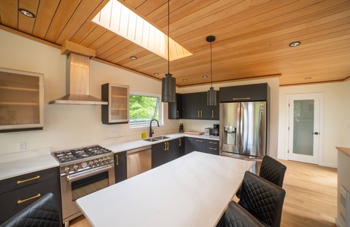 Tofino House | Stunning waterfront retreat!