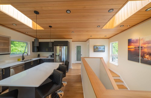 Tofino House | Stunning waterfront retreat!