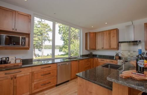 Tofino House | Stunning West Coast Waterfront Luxury Home