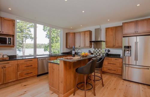 Tofino House | Stunning West Coast Waterfront Luxury Home