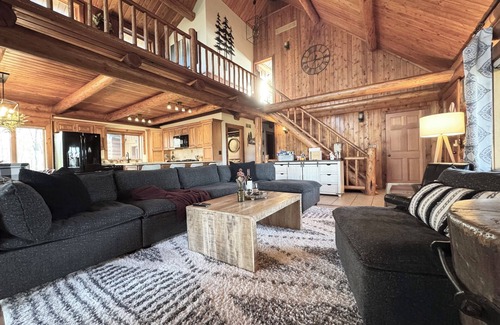 Lawndale Cabin | Stunning XL Log Cabin in Bloomington, IL! 2 Game Rooms + Hot Tub & Sauna!