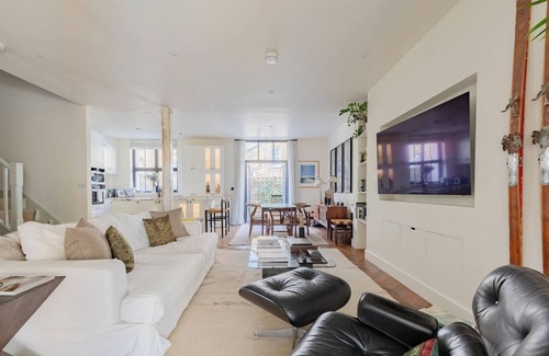 Vassall House | Stunningly Curated 2BD House in Gated Mews
