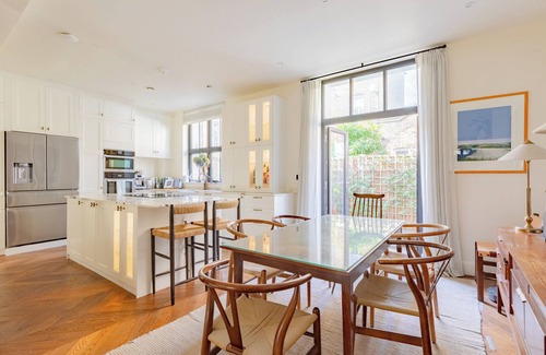Vassall House | Stunningly Curated 2BD House in Gated Mews
