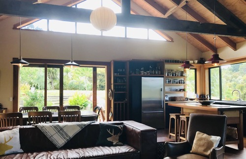 Rangatira Park House | Stunningly designed house, amazing river views.