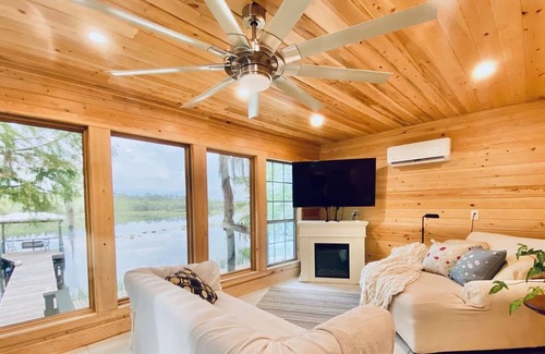 Milton Cabin | Sturgeon’s Riverfront Hide-Away - 30 min to beach