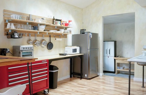 Petersburg House | Style on the Square 2-bedroom bungalow with WiFi, AC in Petersburg