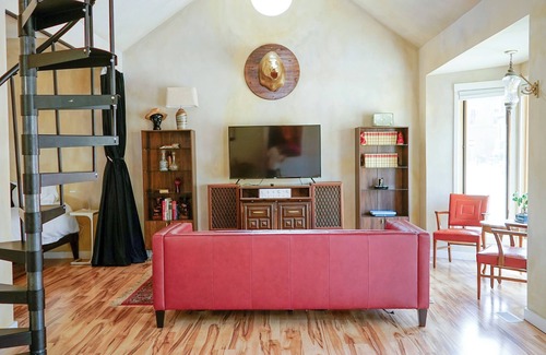 Petersburg House | Style on the Square 2-bedroom bungalow with WiFi, AC in Petersburg