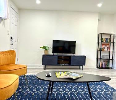 Northeast Apartment | Stylish 1 Bed - 5 min walk to Metro, free parking!