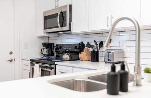Lindridge-Martin Manor Apartment | Stylish 1 Bed Apartment!