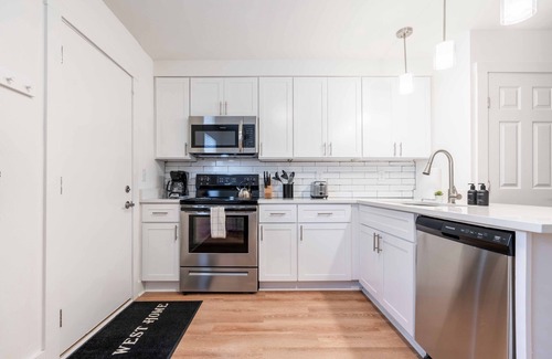 Lindridge-Martin Manor Apartment | Stylish 1 Bed Apartment!