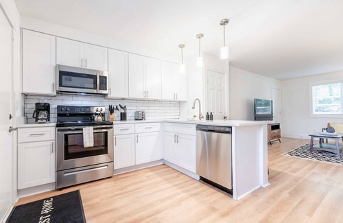 Lindridge-Martin Manor Apartment | Stylish 1 Bed Apartment!