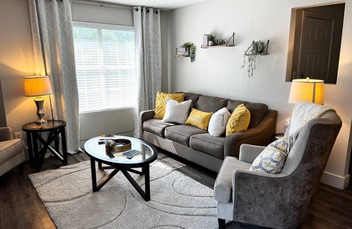 Parker Lane Apartment | Stylish 1-Bed Apt w/ Gifts near Downtown & Airport