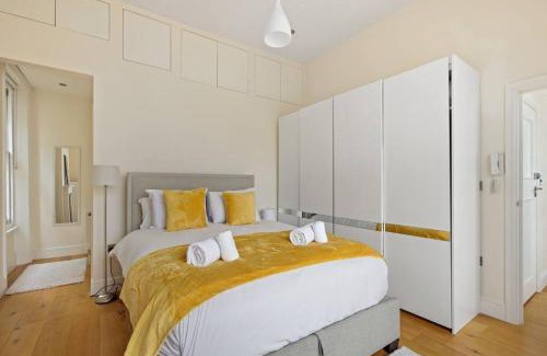 Campden Apartment | Stylish 1-Bed Flat in Prime Kensington Location