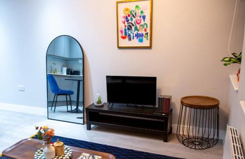 Slough Apartment | Stylish 1-Bedroom Apartment in Slough with Parking