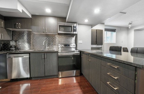 Richmond Hill Apartment | Stylish 1 bedroom basement unit with renovated bathroom & in-suit Jacuzzi.