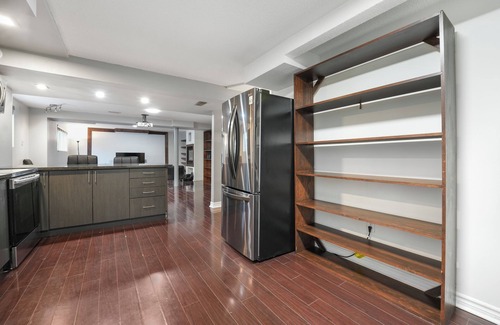 Richmond Hill Apartment | Stylish 1 bedroom basement unit with renovated bathroom & in-suit Jacuzzi.