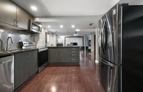 Richmond Hill Apartment | Stylish 1 bedroom basement unit with renovated bathroom & in-suit Jacuzzi.