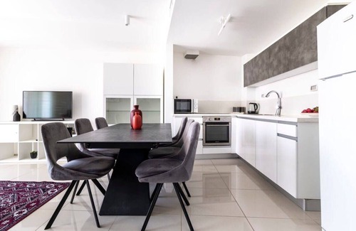 Kiryat HaLeom Apartment | Stylish 1 Bedrooms Parking At City Gate