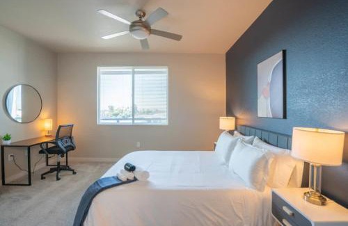 Tempe Apartment | Stylish 1BD - Balcony, Pool, Gym, W-D - Sleeps 4