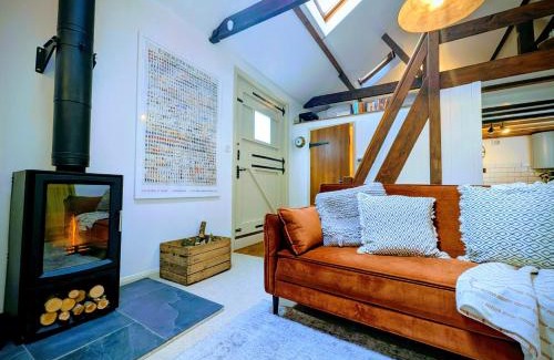 Leatherhead House | Stylish 1BD Cottage with Fireplace and Parking