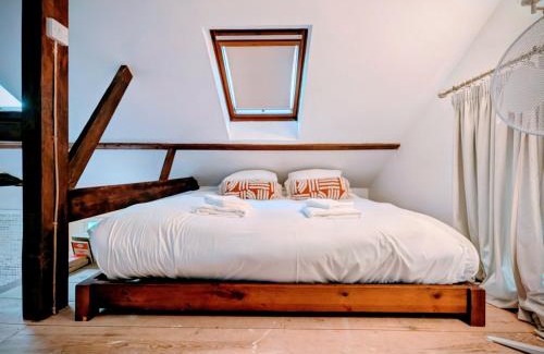 Leatherhead House | Stylish 1BD Cottage with Fireplace and Parking