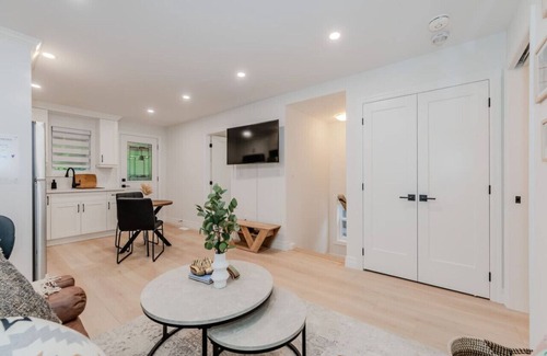 Kitchener House | Stylish 1BD Steps from Downtown