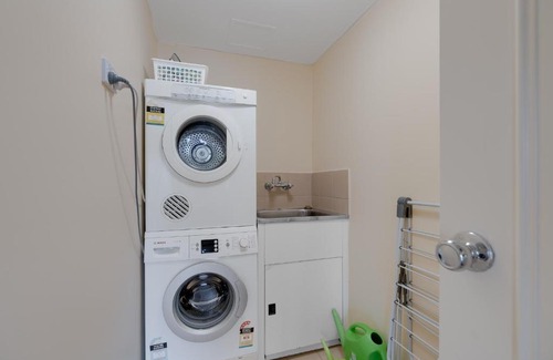 Main Beach Apartment | Stylish 1BR Beachside Escape - Heart of Gold Coast