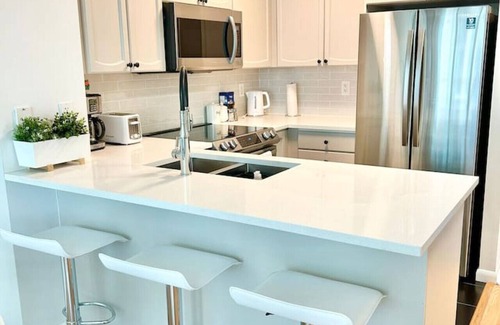 Fort York Condo | Stylish 1BR Condo w/Balcony, Parking in Down Town