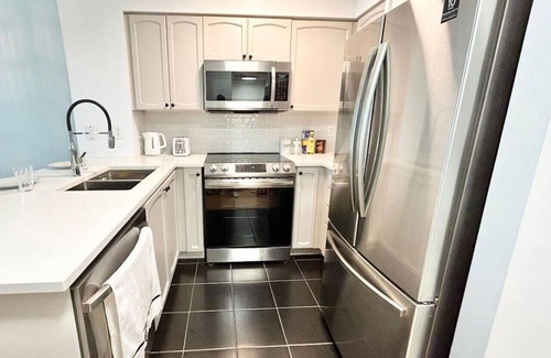 Fort York Condo | Stylish 1BR Condo w/Balcony, Parking in Down Town