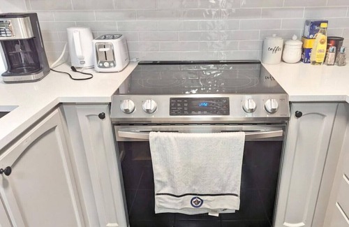 Fort York Condo | Stylish 1BR Condo w/Balcony, Parking in Down Town