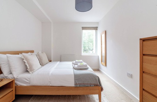 Shaftesbury Apartment | Stylish 1BR Flat W/balcony & Parking in Battersea