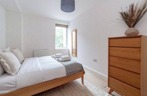 Shaftesbury Apartment | Stylish 1BR Flat W/balcony & Parking in Battersea