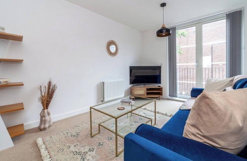 Shaftesbury Apartment | Stylish 1BR Flat W/balcony & Parking in Battersea