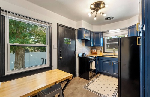 Sheridan Apartment | Stylish 1Br Near Main St | The Troubadour Suite