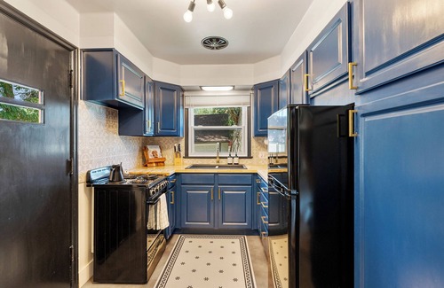 Sheridan Apartment | Stylish 1Br Near Main St | The Troubadour Suite