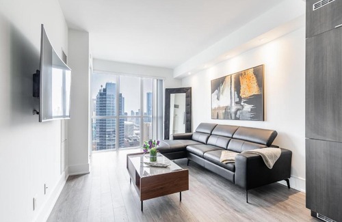 Toronto Entertainment District Apartment | Stylish 1Br plus office Condo - CN Tower View