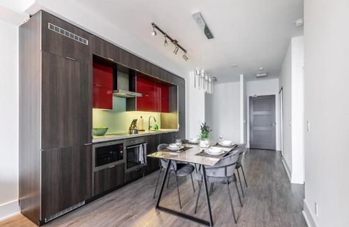 Toronto Entertainment District Apartment | Stylish 1Br plus office Condo - CN Tower View