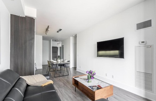 Toronto Entertainment District Apartment | Stylish 1Br plus office Condo - CN Tower View
