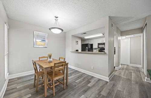 Addison Apartment | Stylish 1BR + pool Walk to Bars & Bites in the heart of Addison