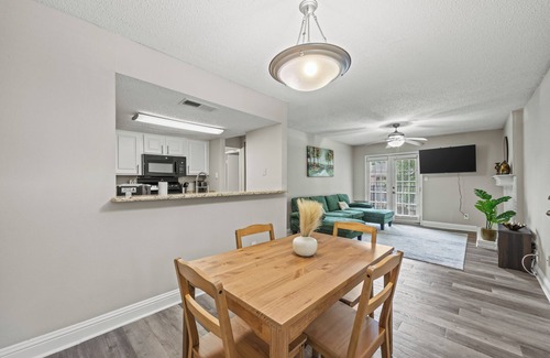Addison Apartment | Stylish 1BR + pool Walk to Bars & Bites in the heart of Addison