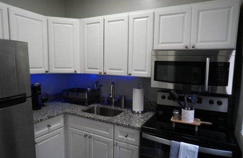 Northwest Apartment | Stylish 1BR unit w/Free parking-Walk to Metro