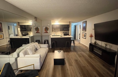 Downtown Denver Condo | Stylish 1BR w/Patio Skyline Views, Pool, Gym & Work/Meeting Amenities