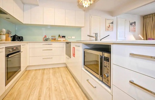 Alexandra Headland Apartment | Stylish 2 b/r, 2 Bath Apartment - 4 Guests ZC5